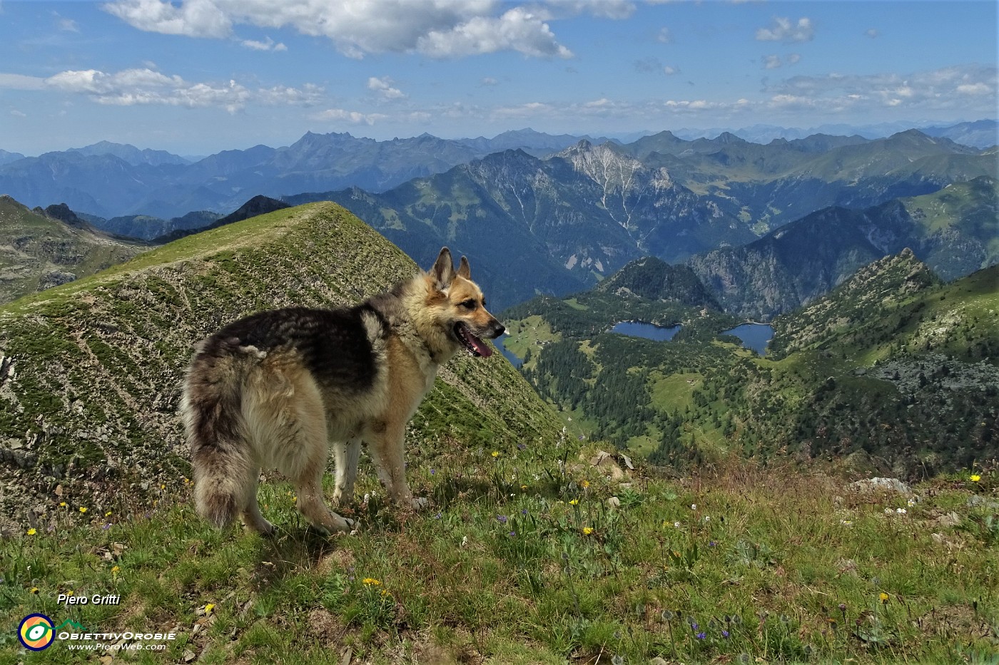 73 Dori osserva verso due laghi , Marcio e Del Becco .JPG